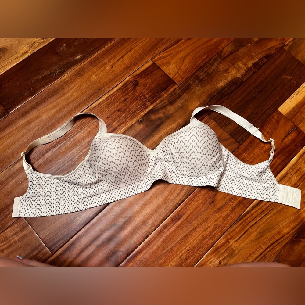 Women’s hanes underwire free bra. Size large